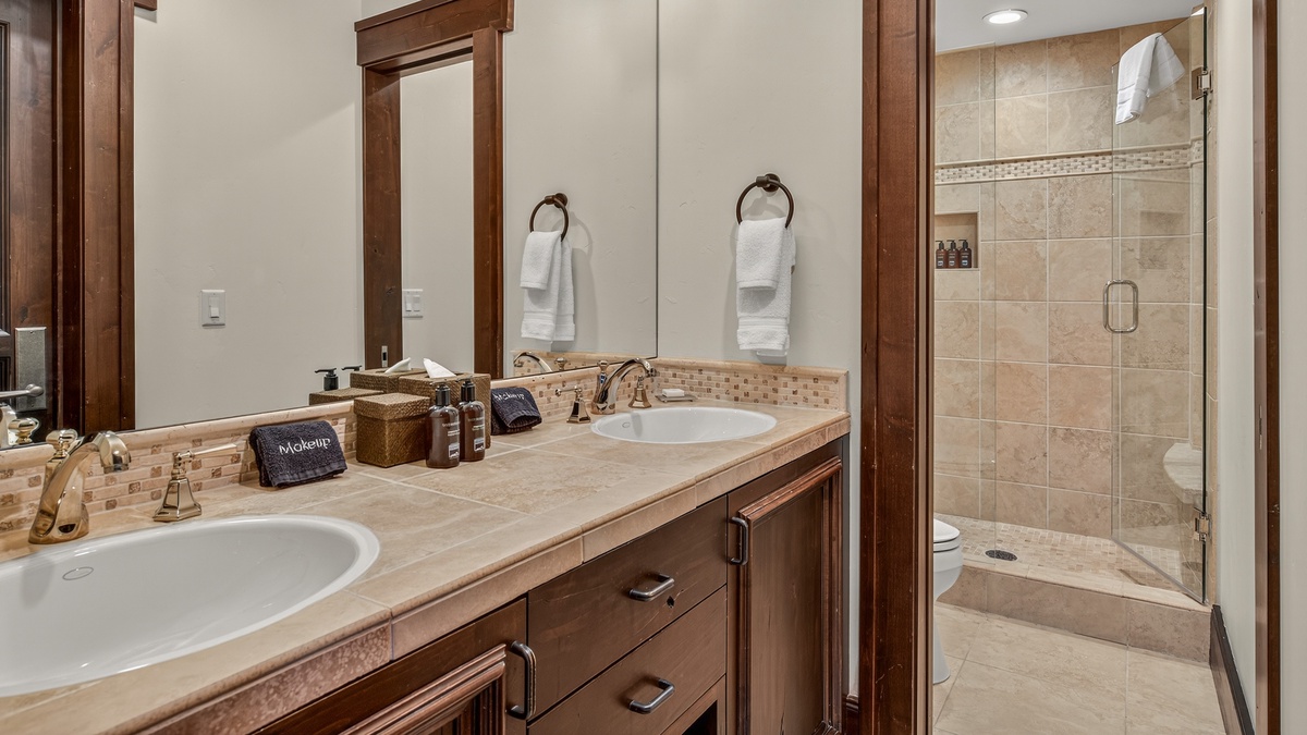 Bedroom 6, Lower Level - Bunkroom ensuite