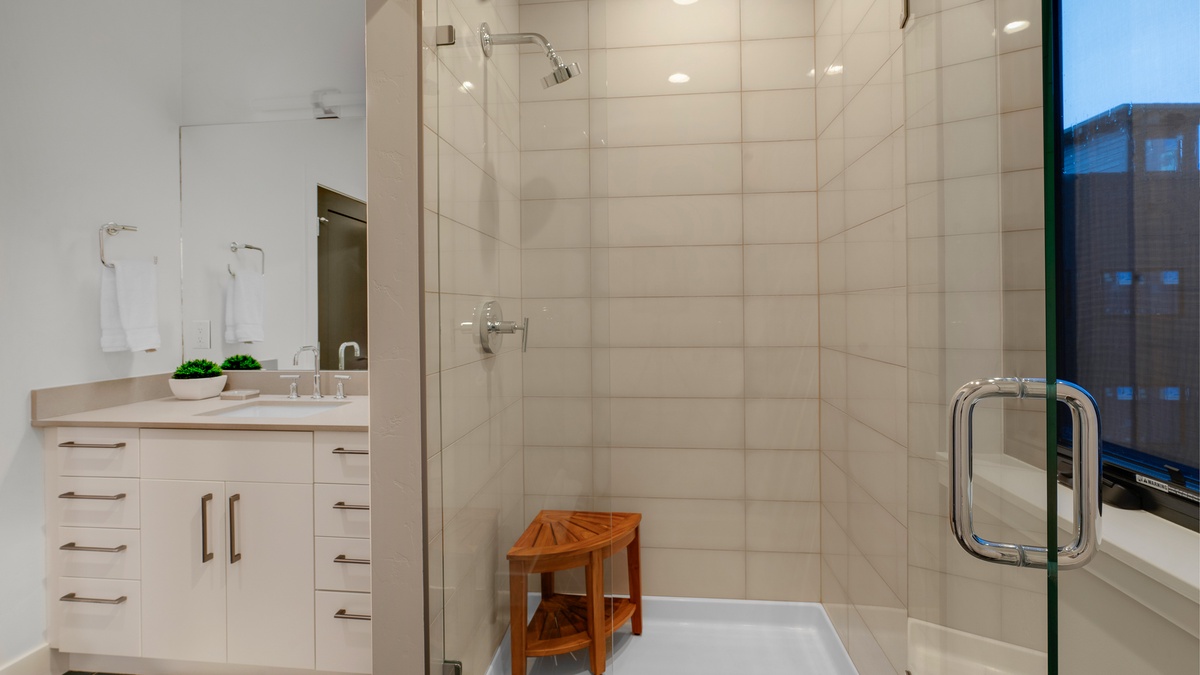 Shared Bath, Upper Level - Jack-and-Jill bathroom for queen bedrooms