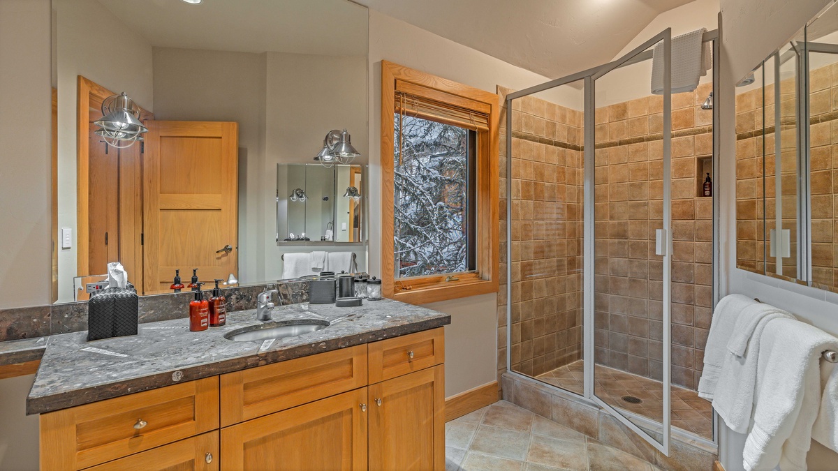 Bedroom 5, Upper Level - King ensuite 5