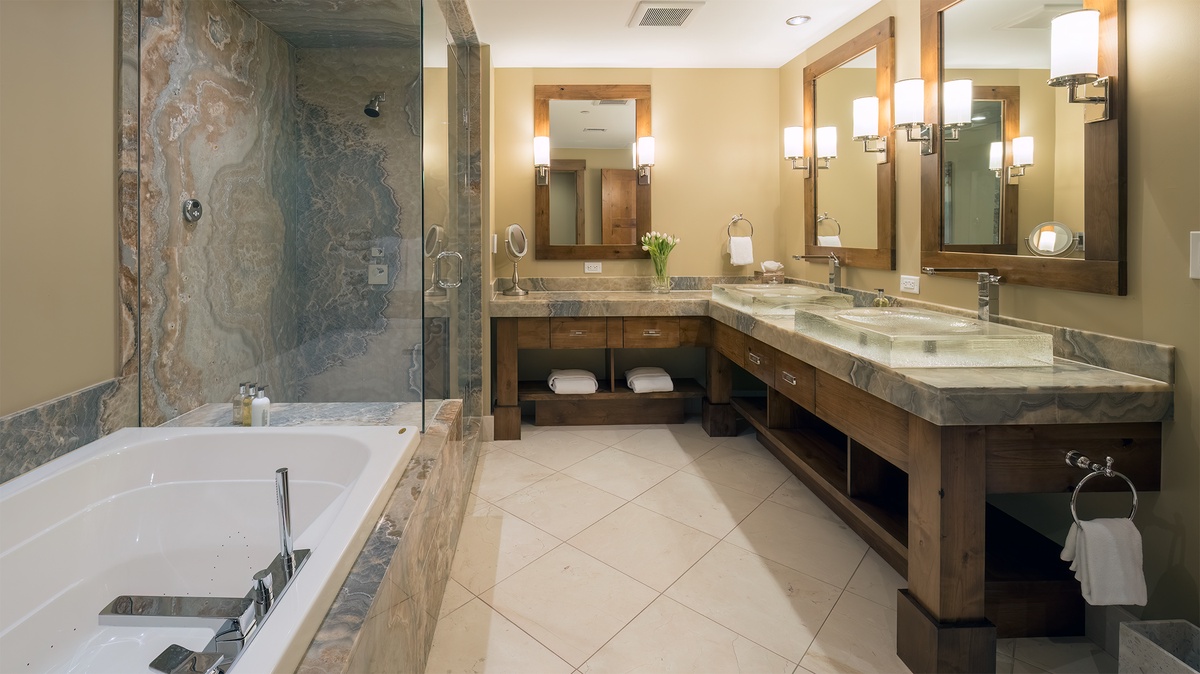 Bedroom 1, Main Level - Ensuite with soaking tub and walk-in shower
