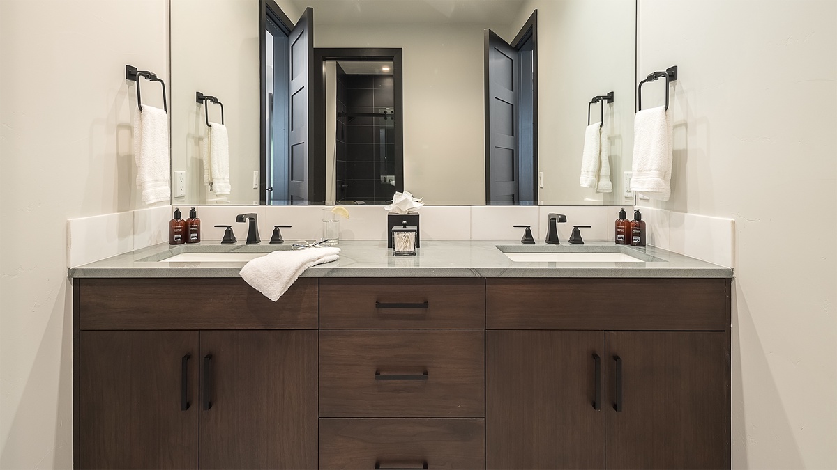 Shared Bathroom, Mid-Level - Triple 3 Lodge bedroom 2 & 3 Jack and Jill ensuite