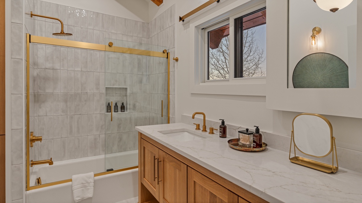 King ensuite on upper level