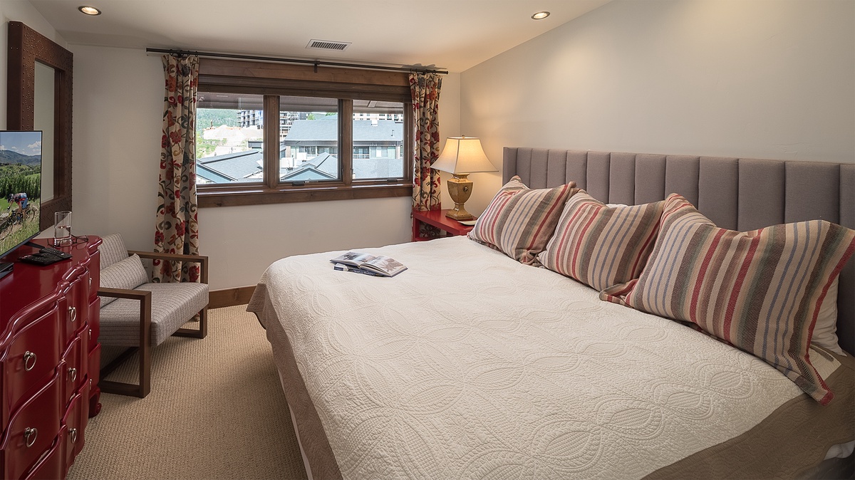 Bedroom 3, Main Level - Queen suite