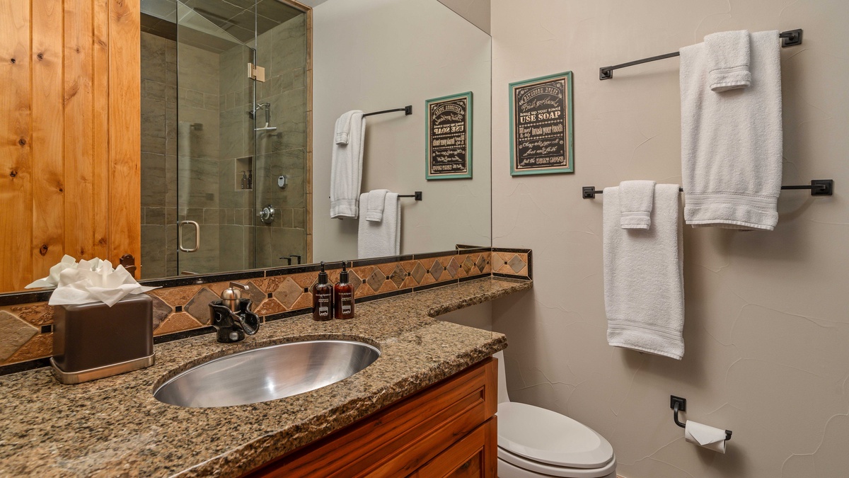 Shared Hall Bath, Mid-level