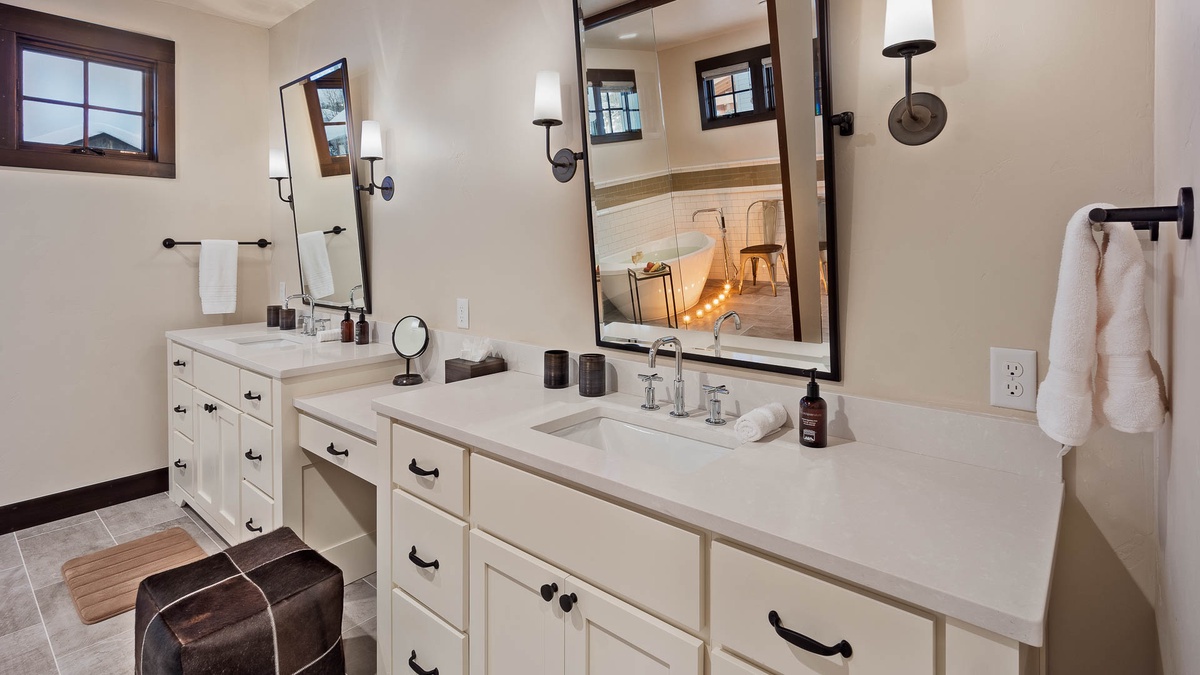 Bedroom 1, Main Level - Primary ensuite