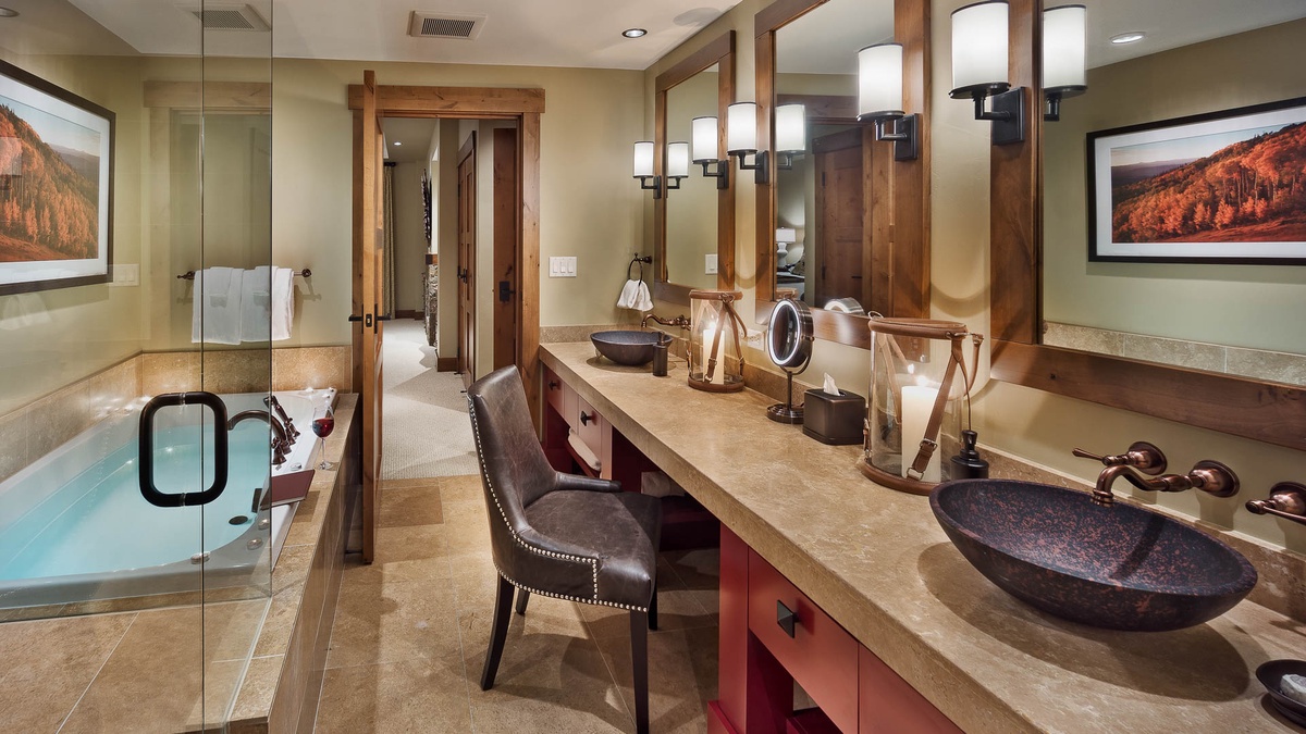 Bedroom 1, Main Level - Primary ensuite