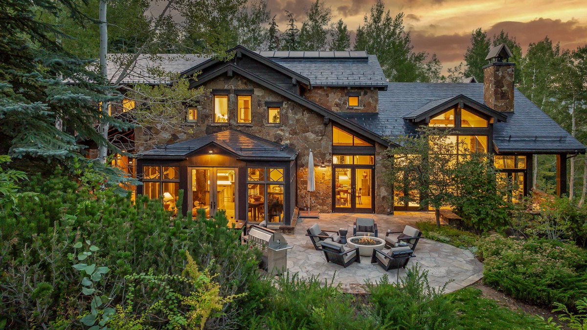 Summertime exterior of Wayfarer Lodge