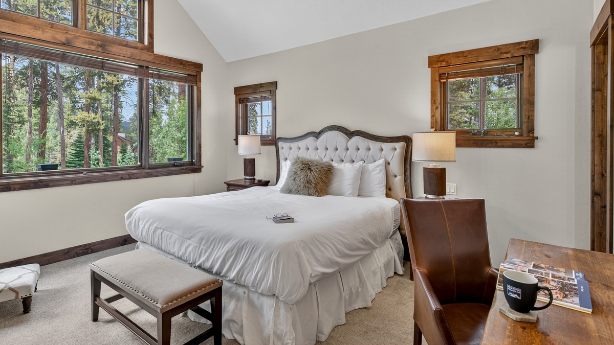 Bedroom 1, Main Level - Primary king suite