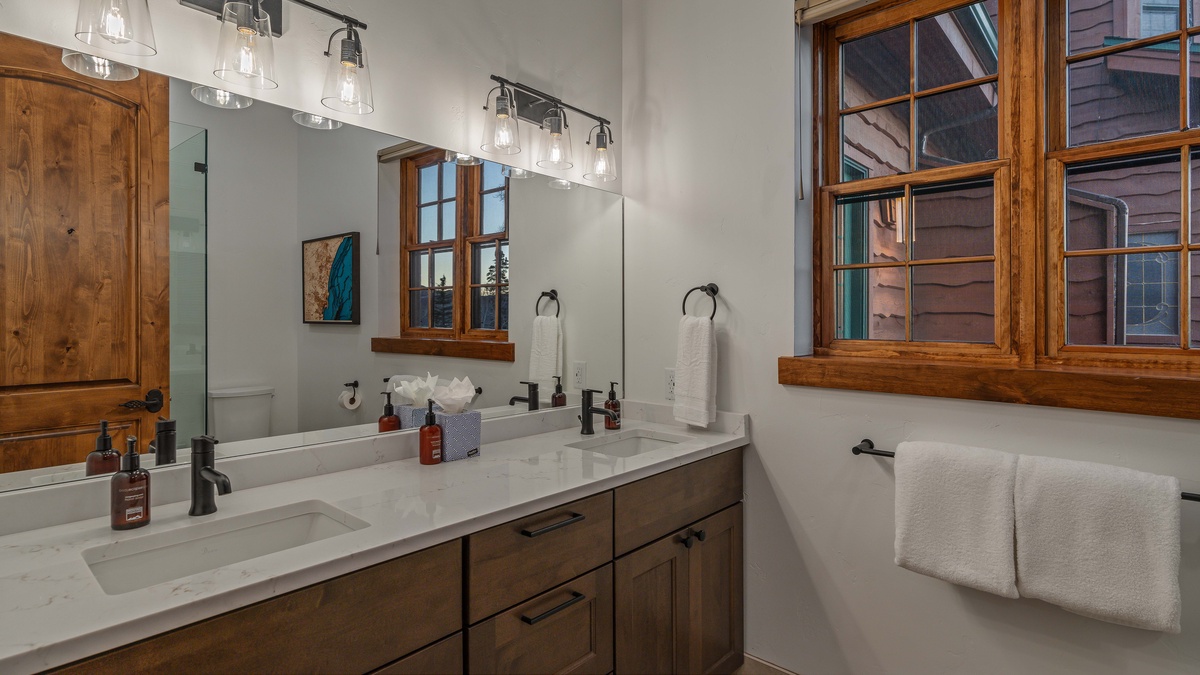 Apex Lodge North Side: King Ensuite 2