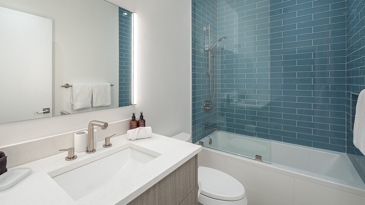 Bedroom 2, Lower Level - Ensuite with tub-shower combo