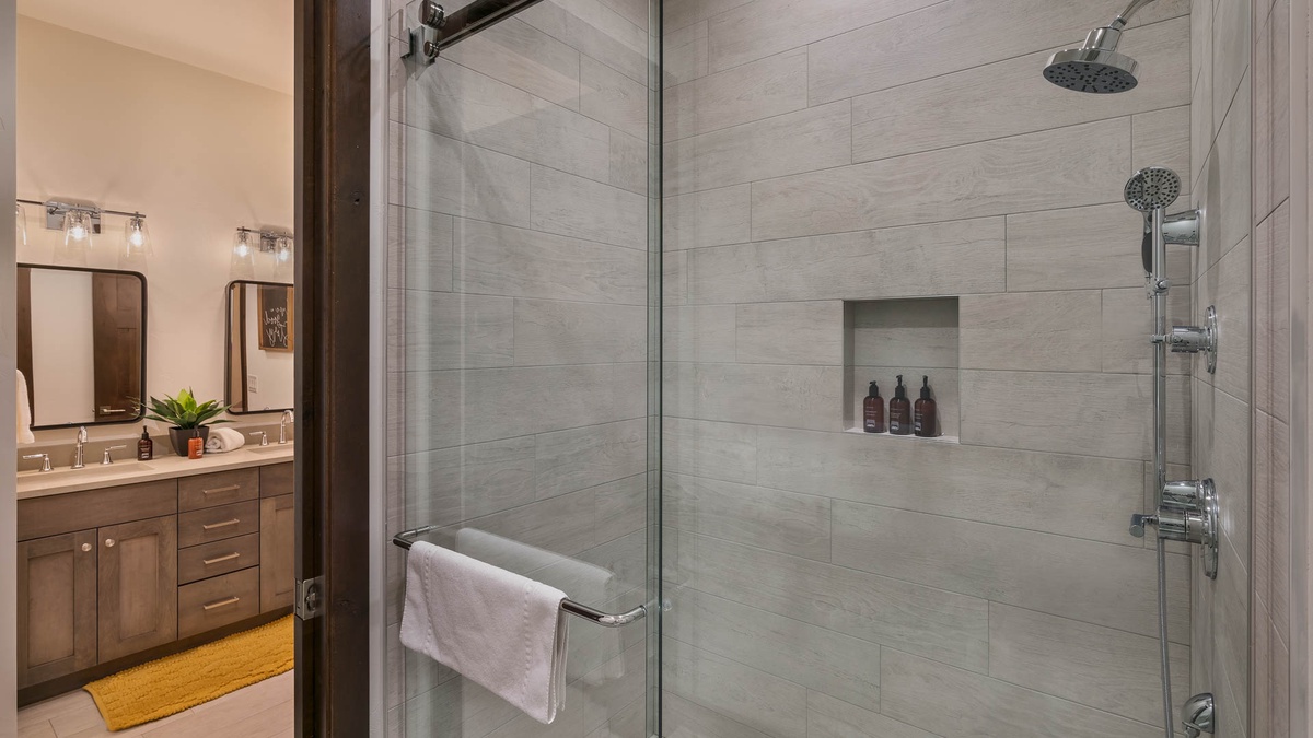 Lower level bunkroom ensuite