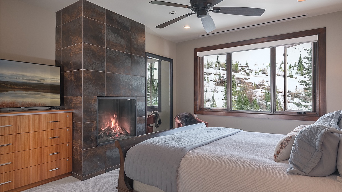 Bedroom 2, Upper Level - Junior king suite