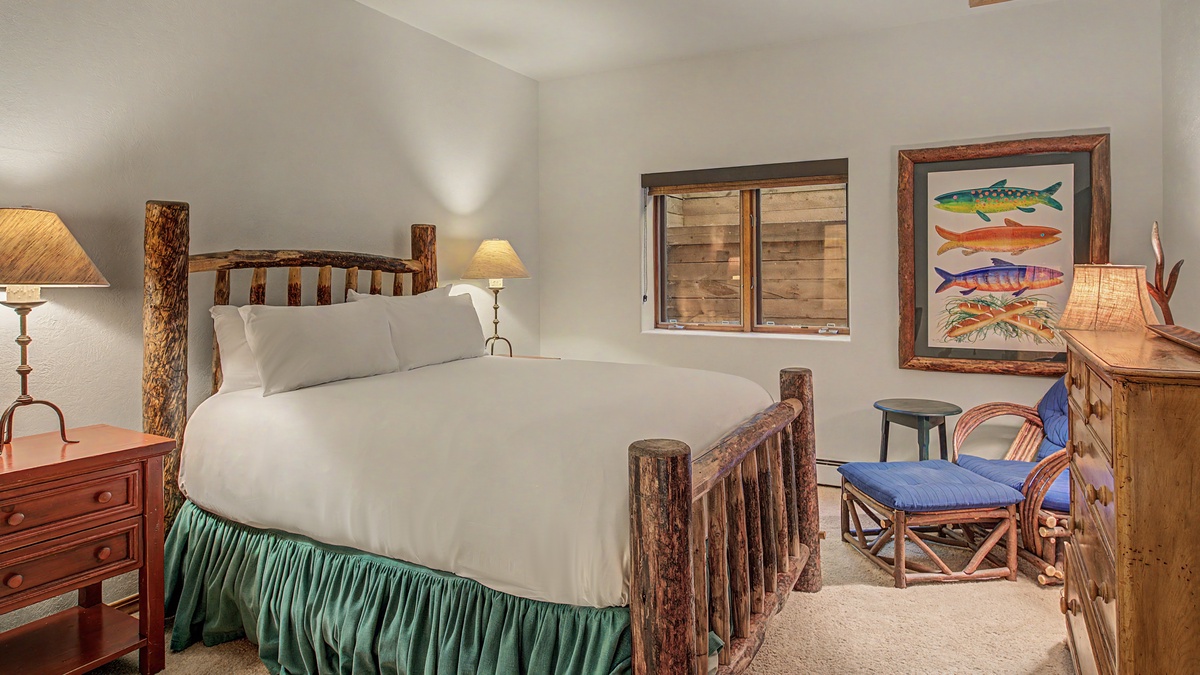 Bedroom 4, Lower Level - Queen bedroom