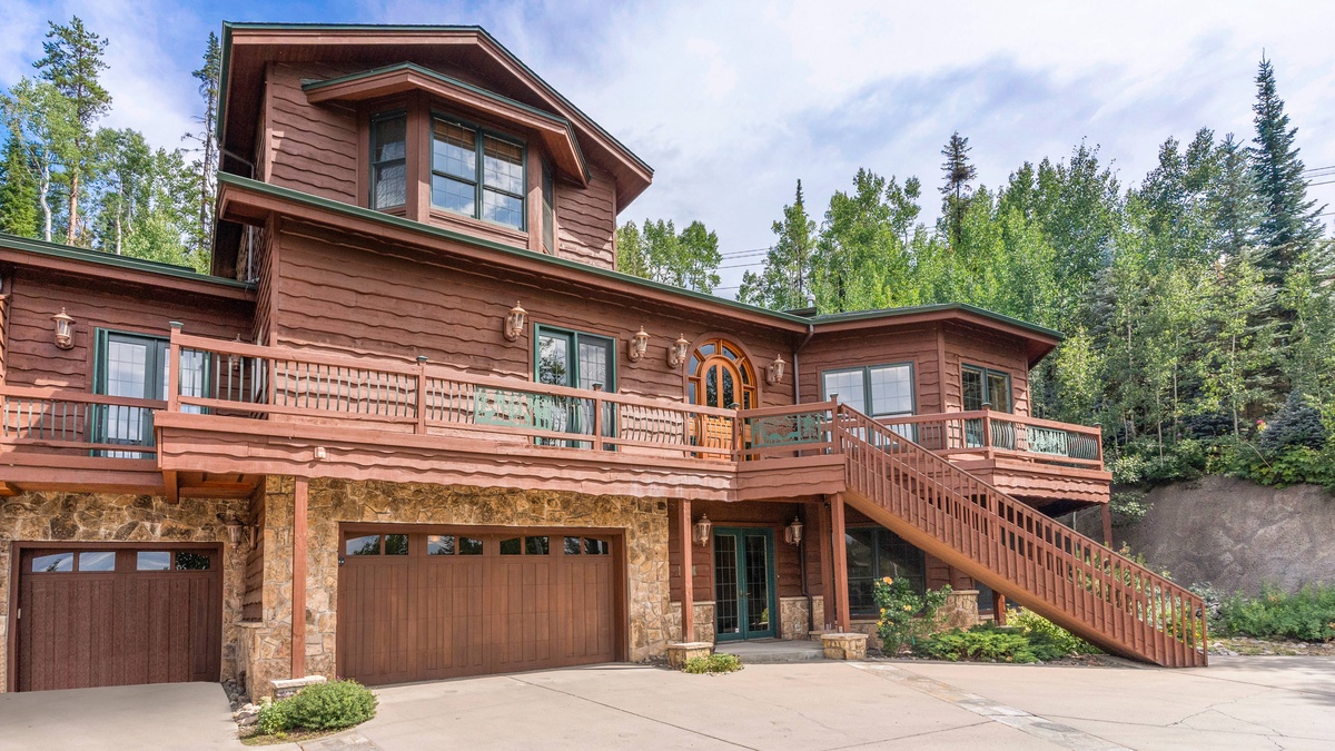 Apex Lodge South exterior in summer