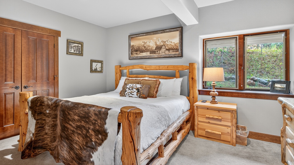 Bedroom 3, Lower Level - Apartment king bedroom