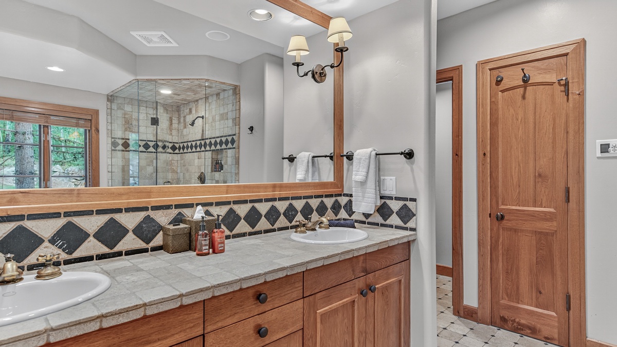 Bedroom 1, Main Level - Primary ensuite