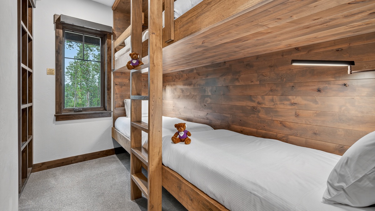 Bedroom 4, Mid Level - Bunkroom with two twin-over-twin bunks, sleeps 4