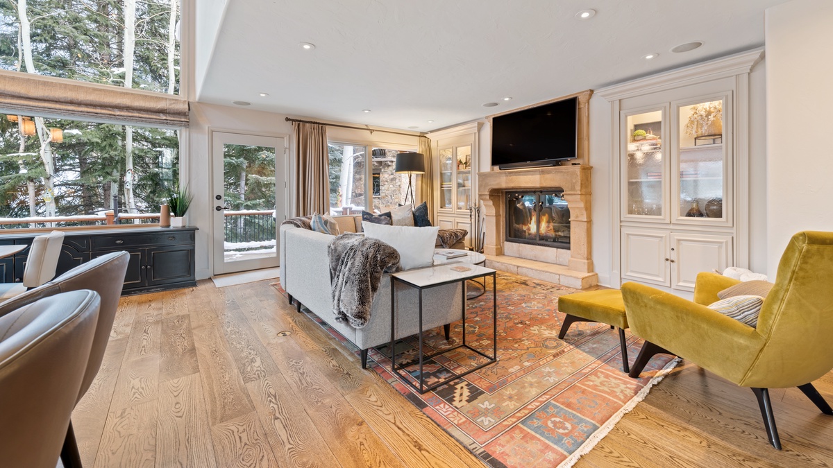 Living Room with fireplace - North