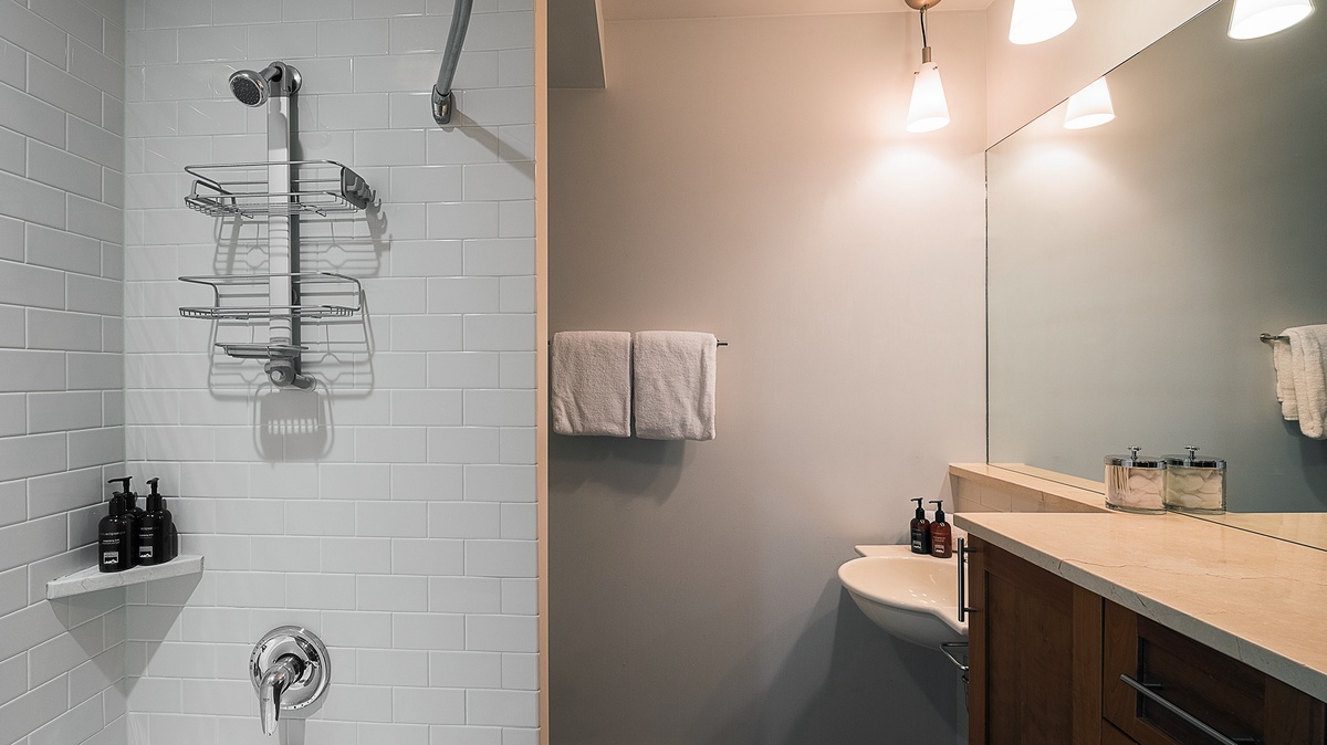 Bedroom 3, Lower Level - Ensuite with shower/tub combo
