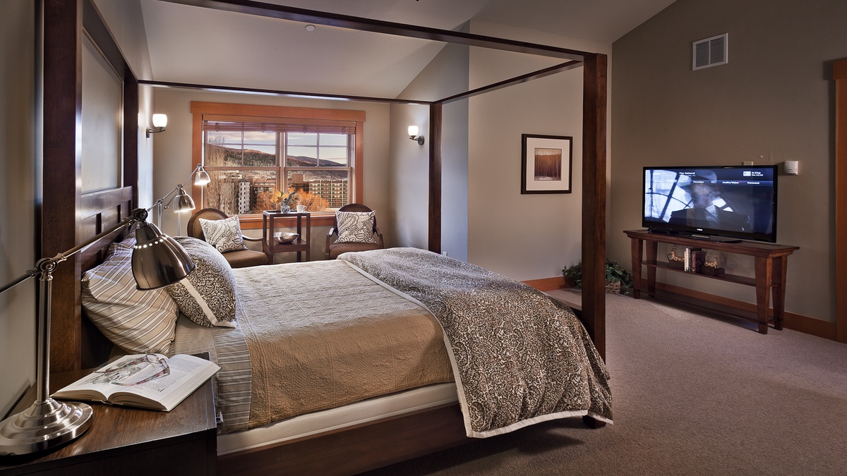 Sunshine Peak upper level king suite