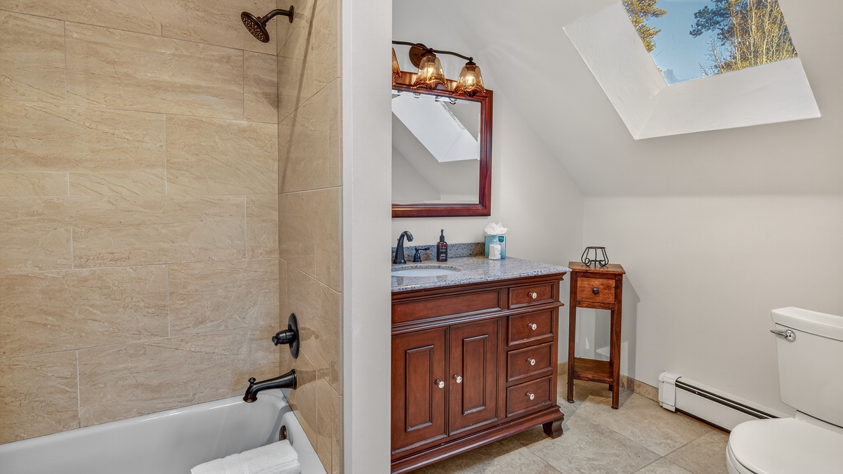 Bedroom 1, Upper Level - King ensuite