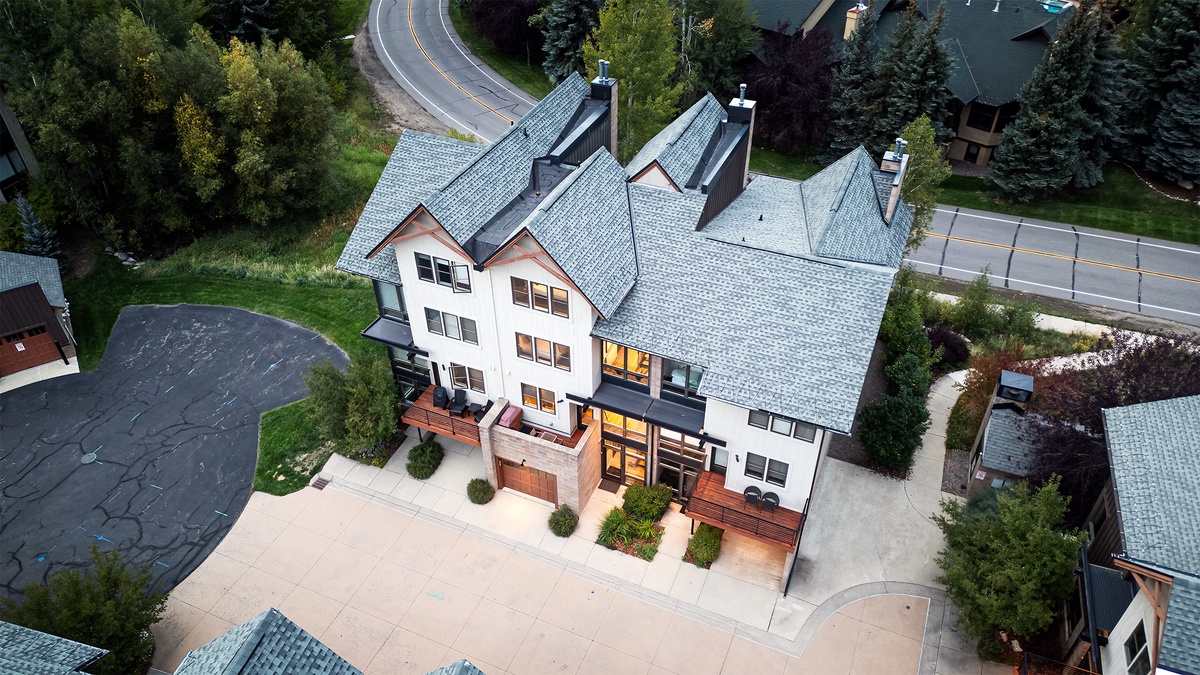 Exterior - Aerial view of the townhome and surrounding neighborhood