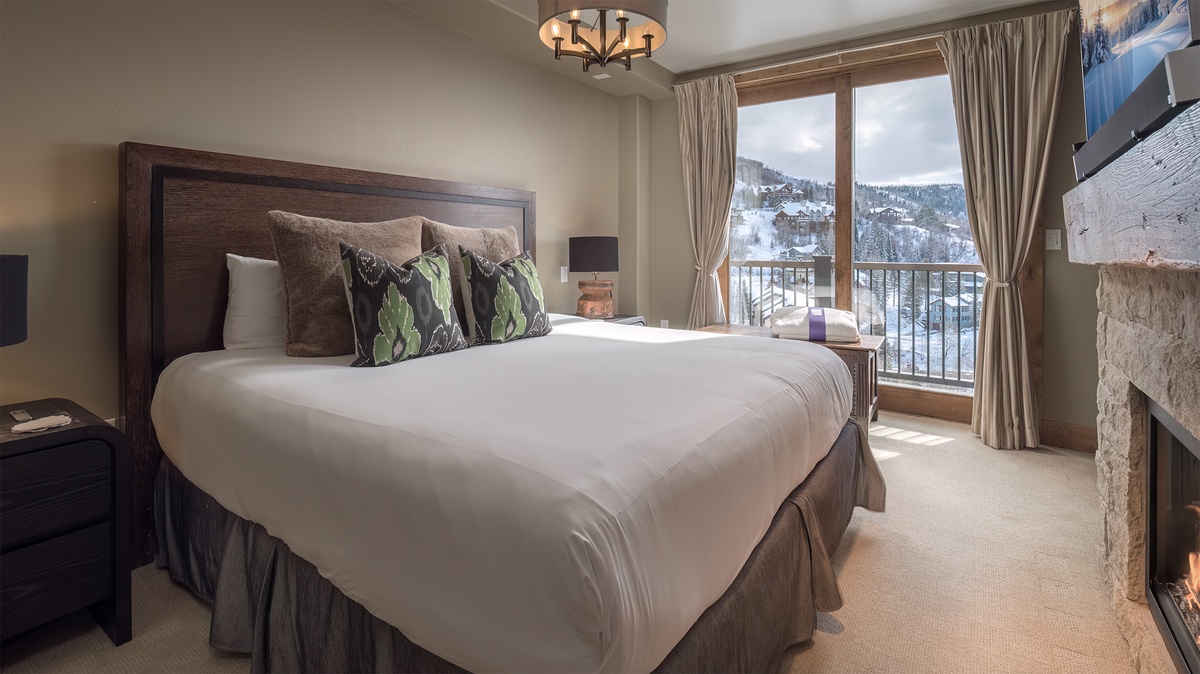 Bedroom 1, Main Level - Primary king suite