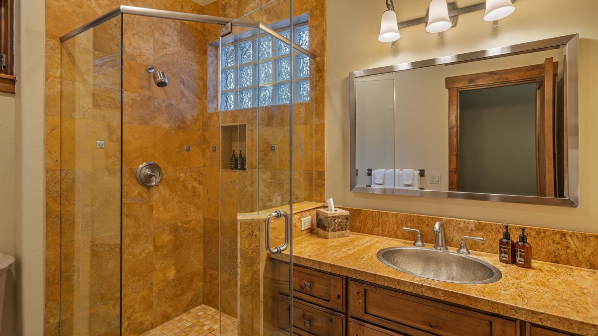 Bedroom 2, Main Level - Queen ensuite on main level