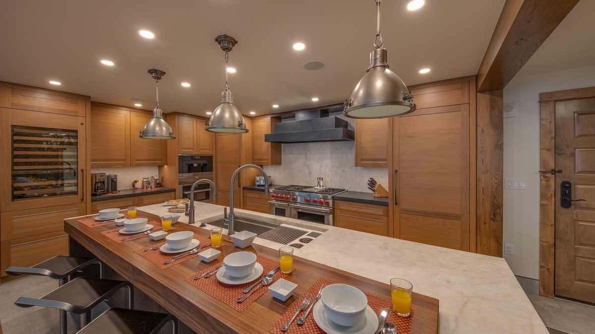 Kitchen, Main Level - Seating for 5