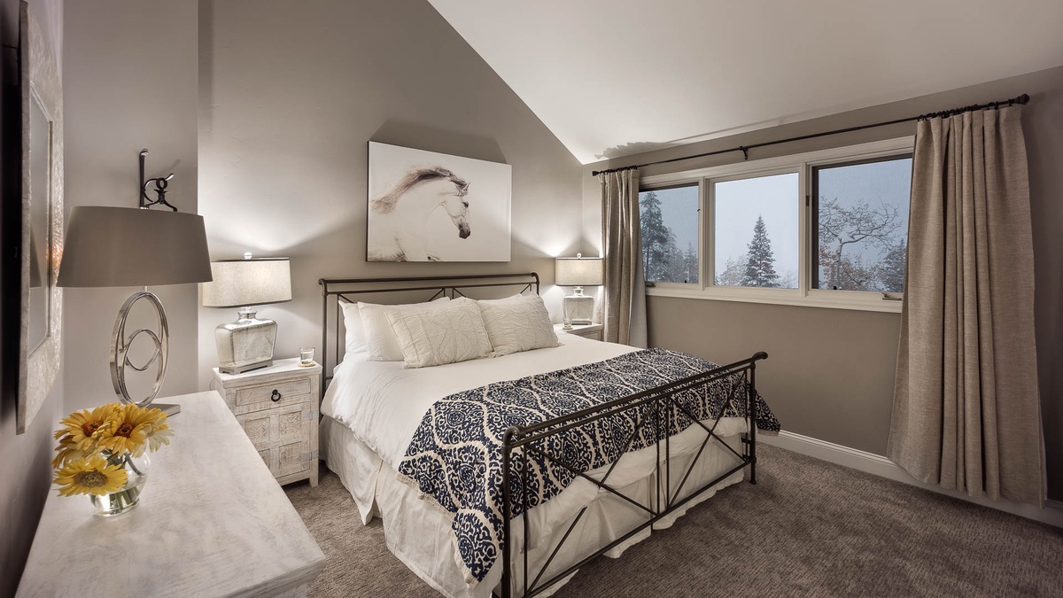 King bedroom	on upper level