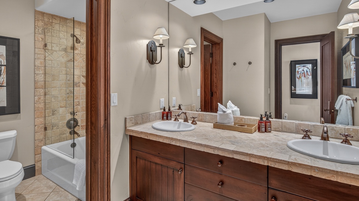 Bedroom 2, Lower Level - Ensuite bathroom with tub and shower combo