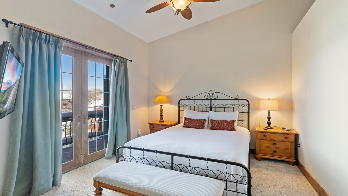 Main level queen suite with deck access