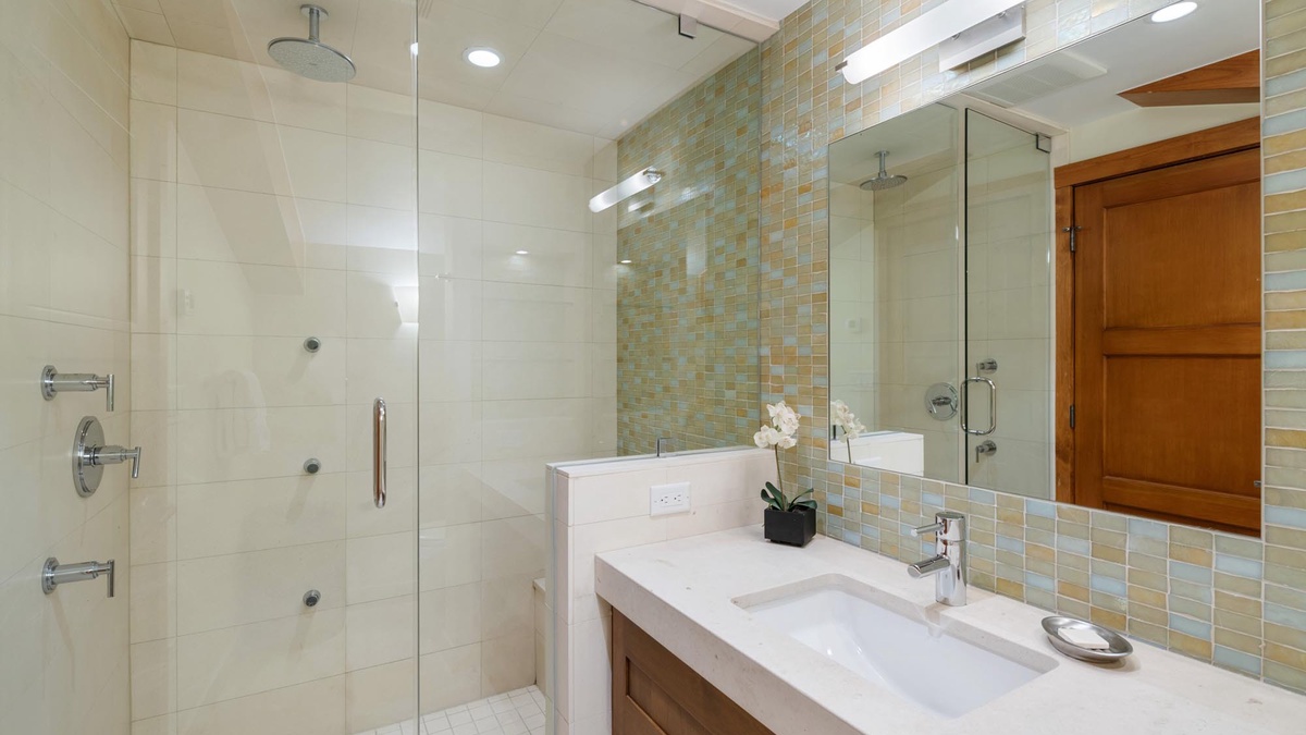 Bedroom 3, Upper Level - Split King Bathroom