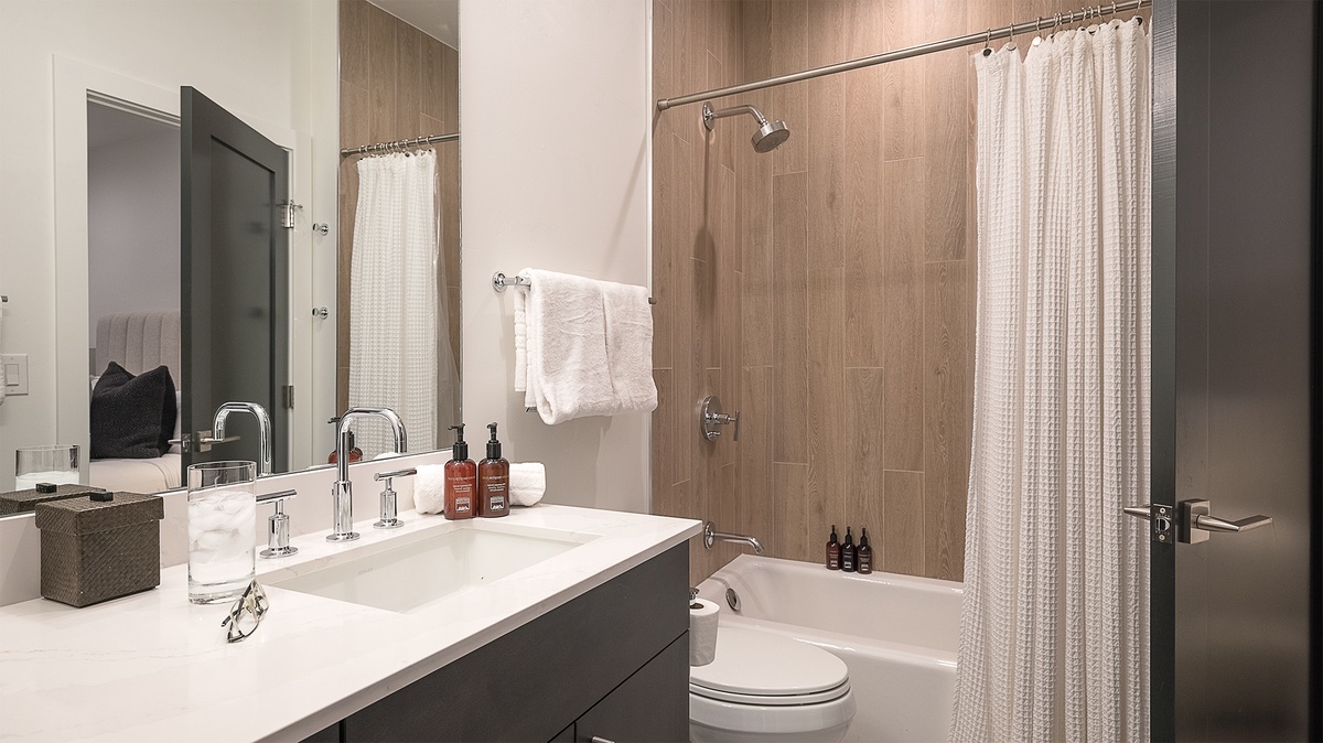 Shared Bathroom, Upper Level, Principal House - Shared bathroom adjacent to Bedrooms 2 and 3