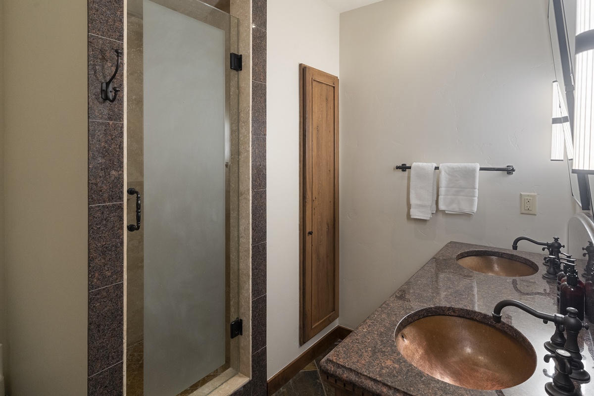 Apex Lodge South Side Bunkroom Ensuite