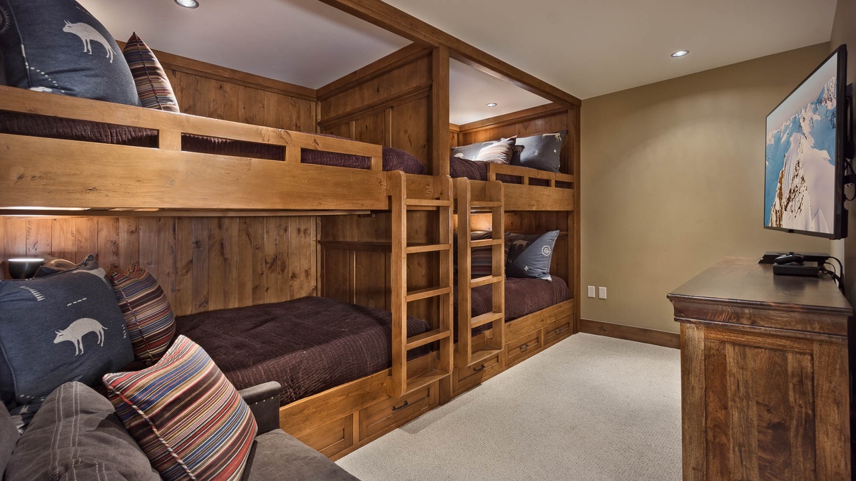 Bedroom 4, Main Level - Two queen-over-queen bunks