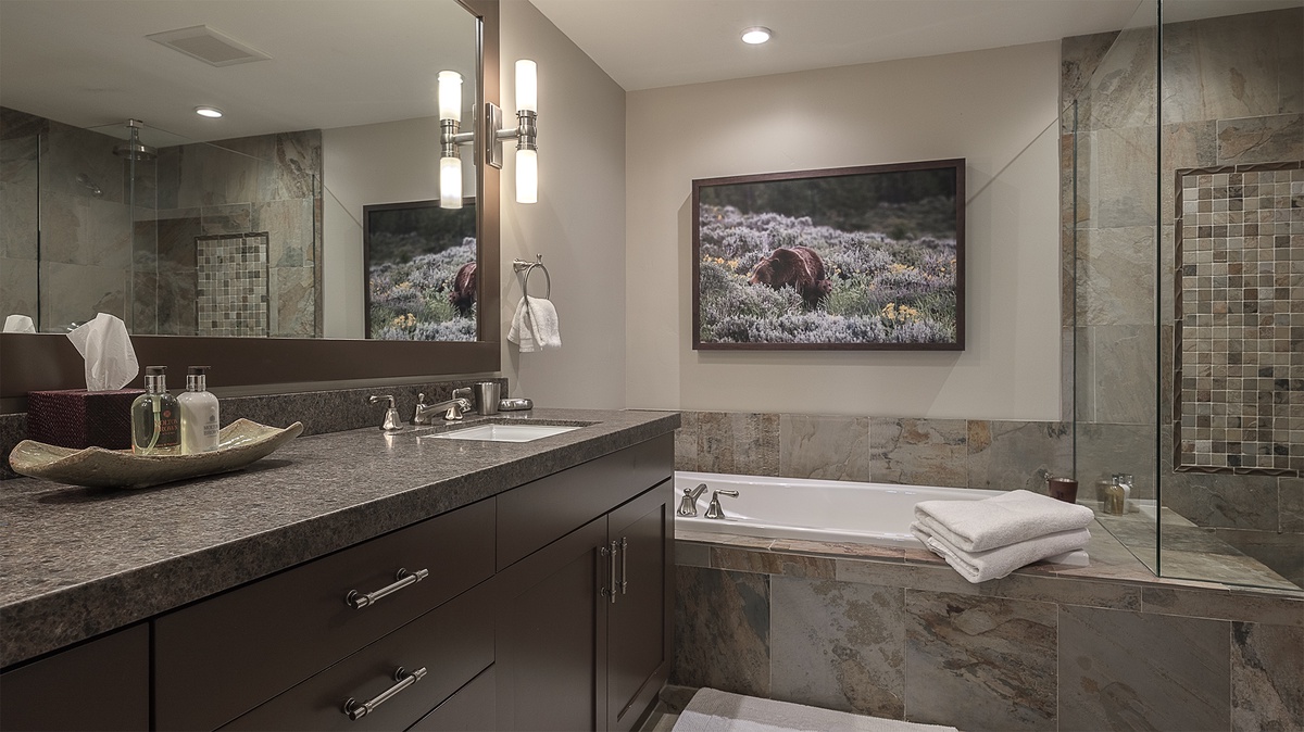 Bedroom 2, Main Level - Junior ensuite