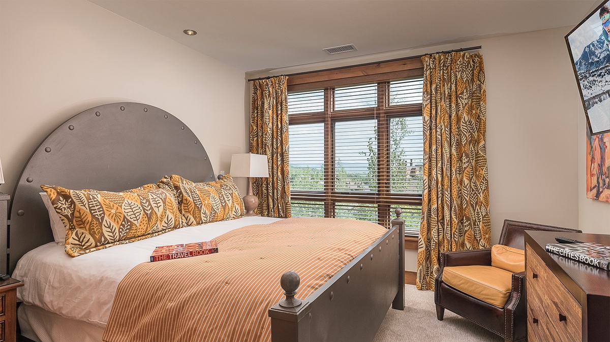 Bedroom 4, Main Level - King suite