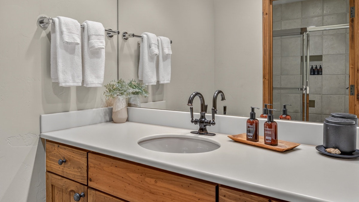 Bedroom 5, Lower Level - Ensuite Queen Bathroom