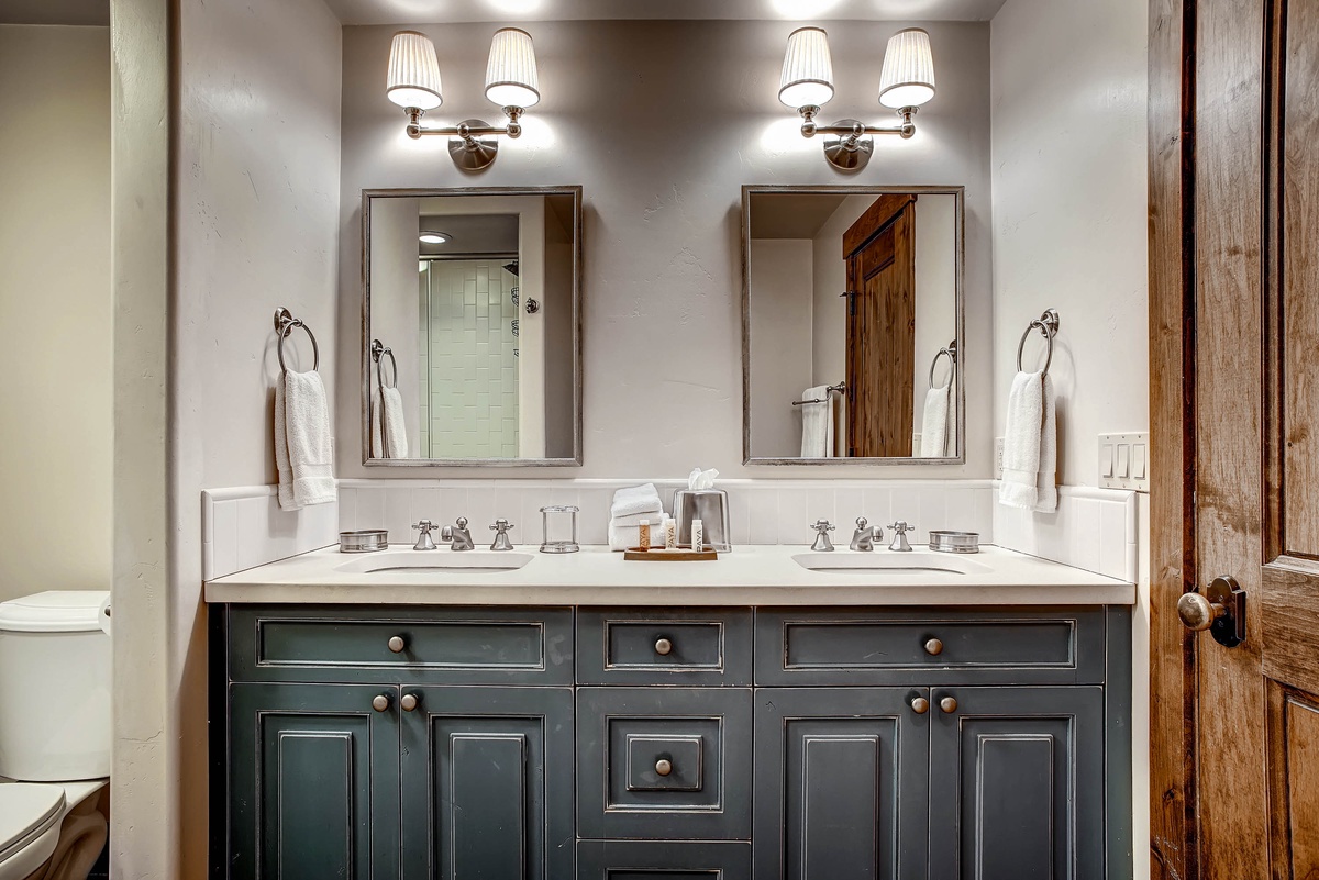 Bedroom 8, Lower Level - Apartment level hall bathroom