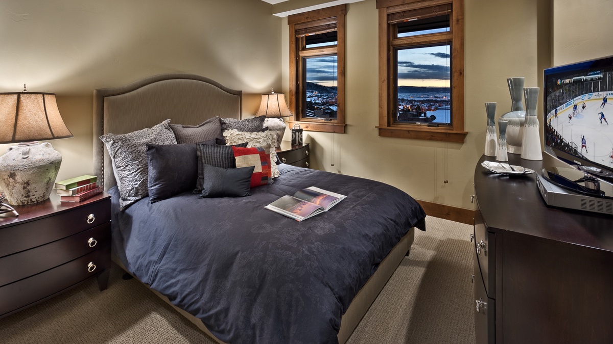 Bedroom 3, Main Level - Queen suite