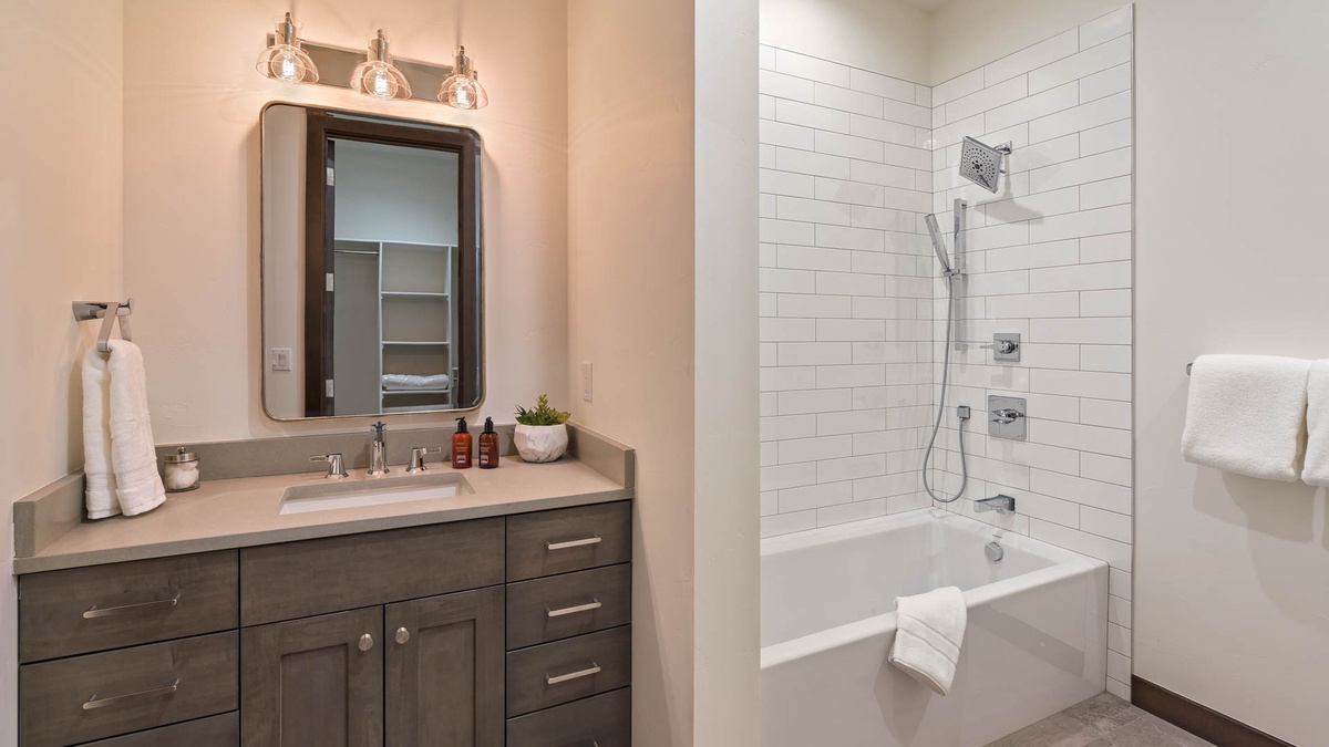 Upper level queen suite 1 ensuite