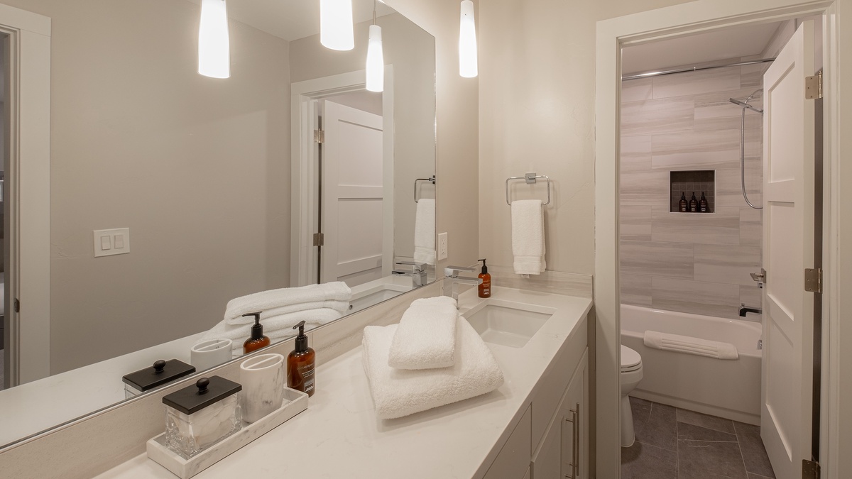 Shared Bathroom, Lower Level - Bunkroom & twin room shared ensuite