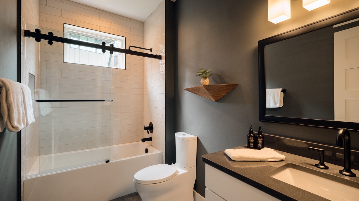 Full bathroom, Mid-Level - Single vanity and walk-in shower
