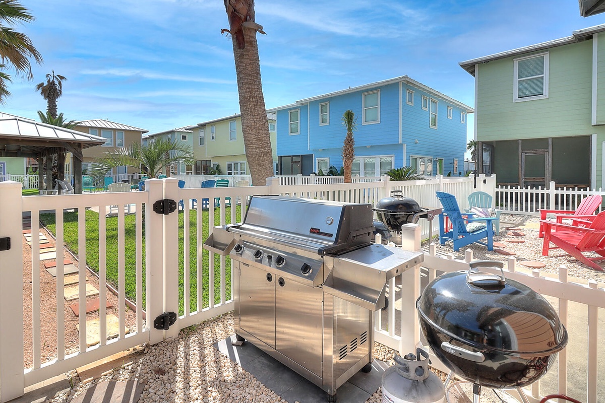 Fire up your beach vacation with these premium grills! You'll love preparing fresh seafood and steaks in your tropical outdoor kitchen.