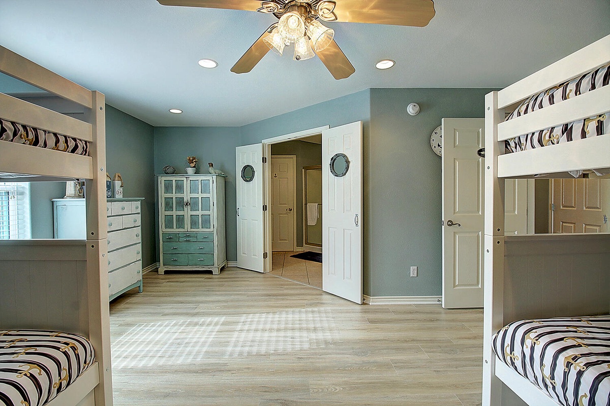 Your spacious family room features comfortable bunk beds and calming coastal colors, creating the perfect retreat for kids or groups.