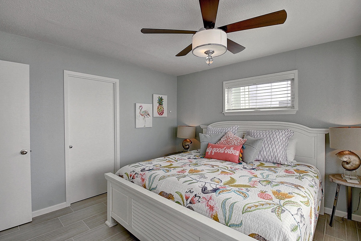 Drift off to tropical dreams in your bright, cheerful bedroom with playful sea life bedding and tropical artwork.