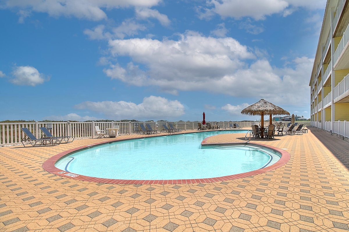 Take a refreshing dip in your sparkling pool with stunning ocean views stretching to the horizon.