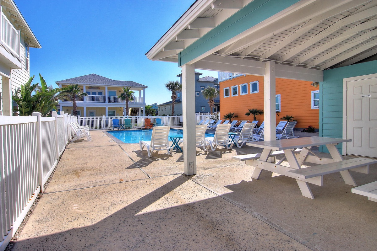 Village Walk Community Pool and Picnic Area