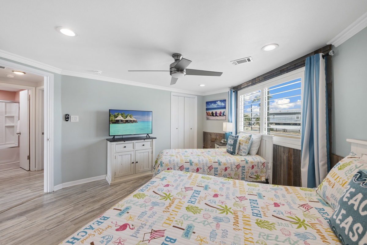 Drift off to sleep in this cheerful twin bedroom where coastal breezes flow through your window and tropical dreams await on the flat-screen TV.